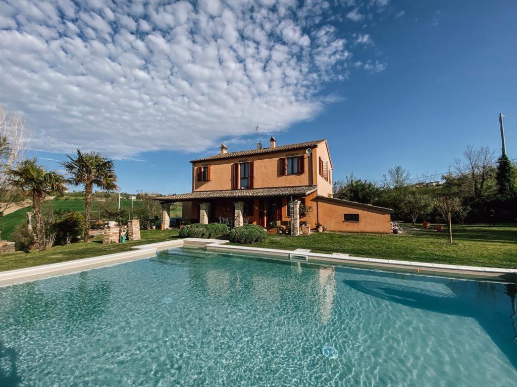 Casale Il Girasole Hotel Barbara Bagian luar foto